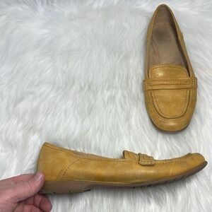 Naturalizer Dannah Mustard Yellow Faux Leather Slip On Loafers Sz 8
